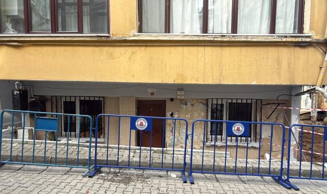 İstanbul Kağıthane’de bir binada yanındaki inşaat nedeniyle çatlaklar oluştu