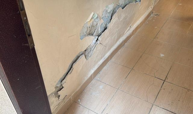 İstanbul Kağıthane’de bir binada yanındaki inşaat nedeniyle çatlaklar oluştu