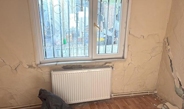İstanbul Kağıthane’de bir binada yanındaki inşaat nedeniyle çatlaklar oluştu