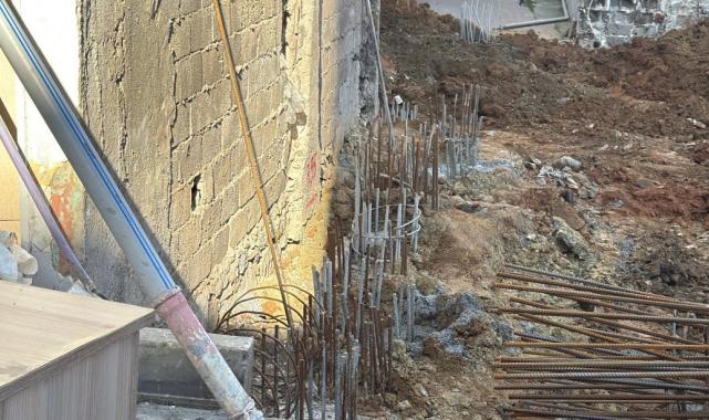 İstanbul Kağıthane’de bir binada yanındaki inşaat nedeniyle çatlaklar oluştu