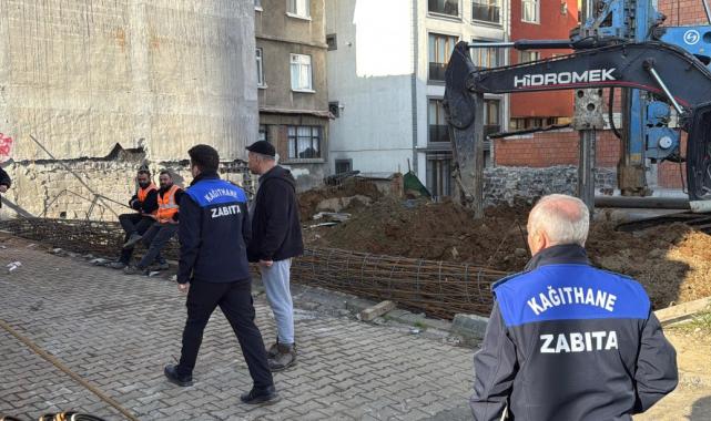 İstanbul Kağıthane’de bir binada yanındaki inşaat nedeniyle çatlaklar oluştu