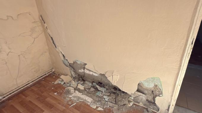 İstanbul Kağıthane’de bir binada yanındaki inşaat nedeniyle çatlaklar oluştu