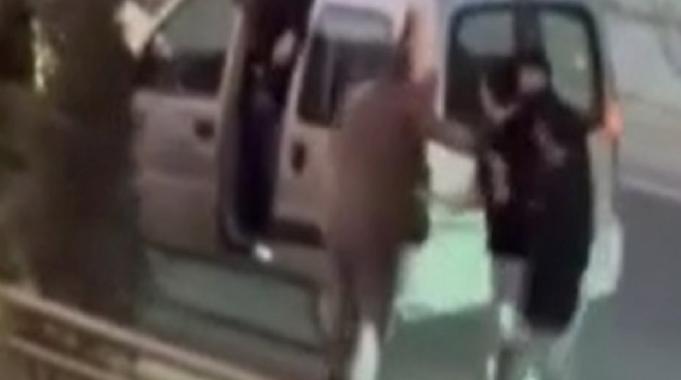 İstanbul Küçükçekmece'de yol verme tartışması tekme tokatlı kavgaya dönüştü