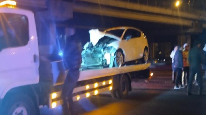 İstanbul Ümraniye'de otomobilin otobüse çarptığı kazada 2 kişi yaralandı