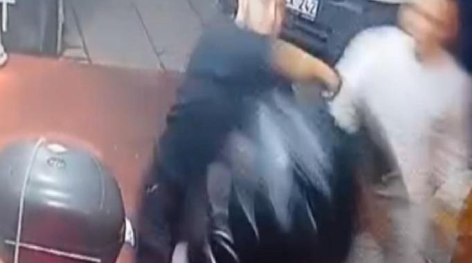 İstanbul&#039;da çalmaya çalıştığı motosikletin sahibinden dayak yedi: Şikayetçi oldu