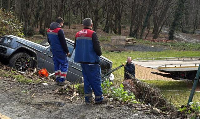 İstanbul'da İranlı iş insanının ciple seyyar satıcıya çarptığı anlar
