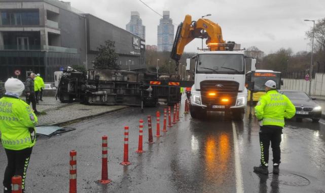 İstanbul'da kamyon otomobile çarptı: 3 yaralı