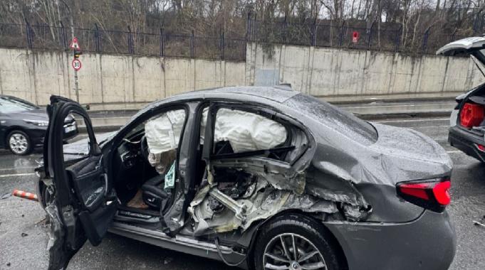 İstanbul&#039;da kamyon otomobile çarptı: 3 yaralı