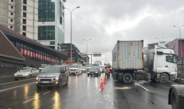 İstanbul'da makaslayan tır kaza yaptı: 1 yaralı