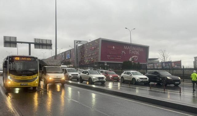 İstanbul'da makaslayan tır kaza yaptı: 1 yaralı