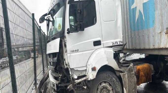 İstanbul'da makaslayan tır kaza yaptı: 1 yaralı