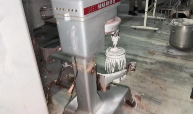 İstanbul'da mühürlen imalathanede pasta üretirken yakalandılar