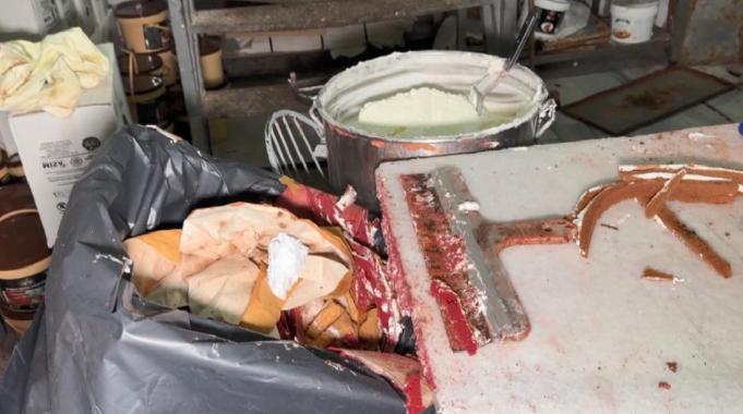 İstanbul'da mühürlen imalathanede pasta üretirken yakalandılar
