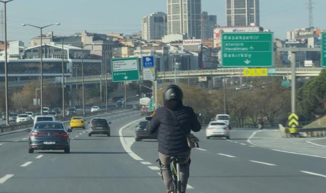 İstanbul'da scooter sürücüsünün tehlikeli yolculuğu