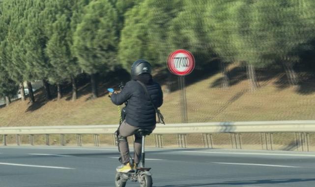 İstanbul'da scooter sürücüsünün tehlikeli yolculuğu