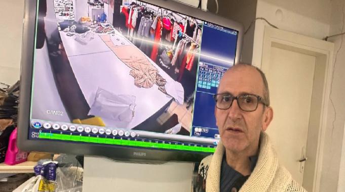 İstanbul&#039;da  terzinin para dolu zarflarını teker teker çaldı