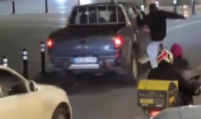 İstanbul'da yol ortasında yumruklu kavga