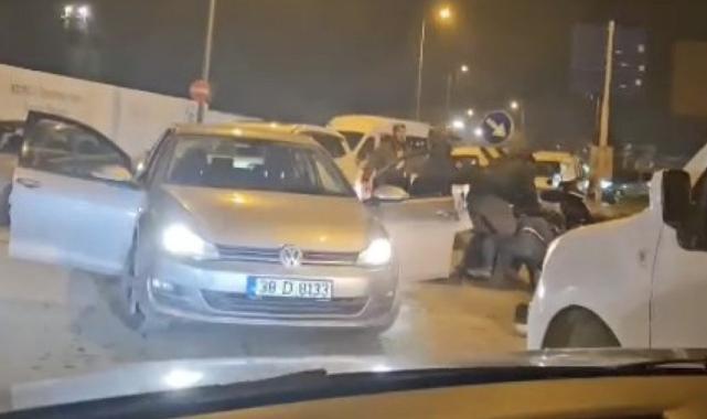İstanbul'da yol ortasında yumruklu kavga