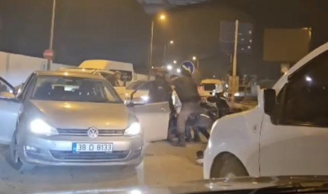 İstanbul'da yol ortasında yumruklu kavga