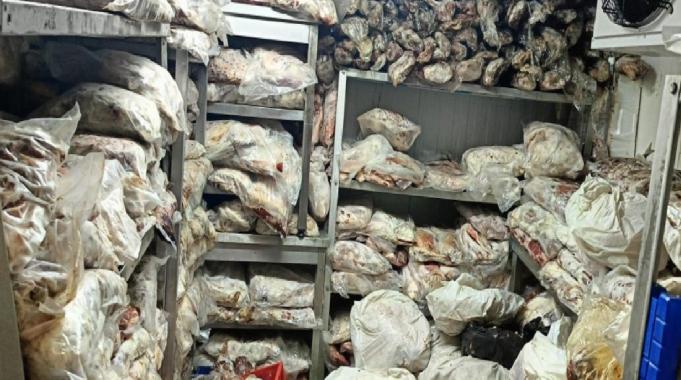 İzmir&#039;de 3,8 ton bozuk et ve balık ele geçirildi