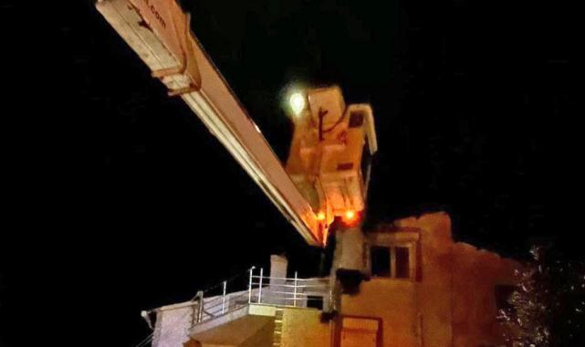 İzmir'de bir eve düşen yıldırım hasara yol açtı