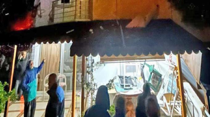 İzmir'de bir eve düşen yıldırım hasara yol açtı