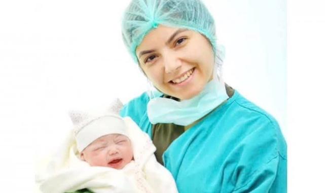 İzmir'de doğumda beyne pıhtı atan Özge hemşire hayatını kaybetti