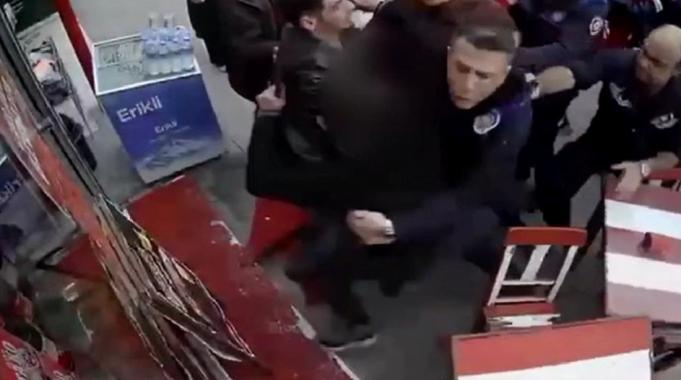 İzmir&#039;de esnaf ile zabıtalar birbirine girdi