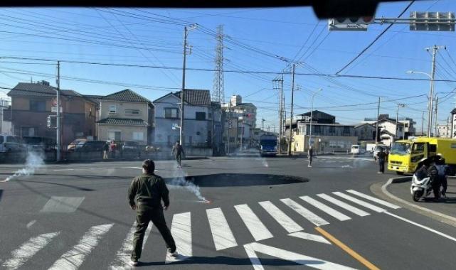Japonya’da yol çöktü: Dev çukura kamyonet düştü
