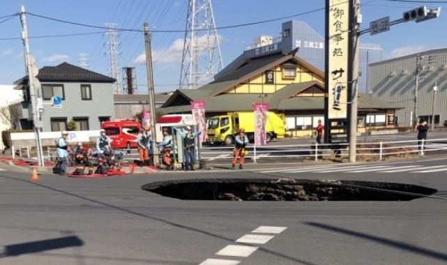 Japonya’da yol çöktü: Dev çukura kamyonet düştü