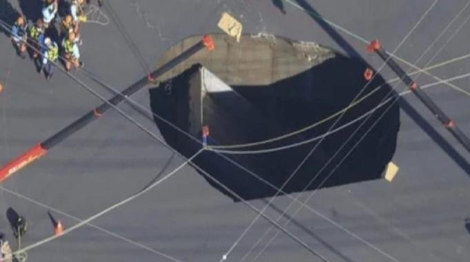 Japonya’da yol çöktü: Dev çukura kamyonet düştü