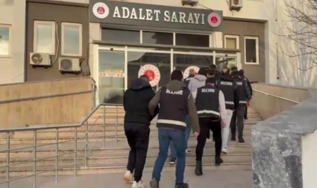 Kocaeli'de araçta zulalanmış 17 tabanca ele geçirildi