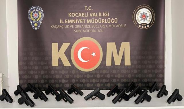 Kocaeli'de araçta zulalanmış 17 tabanca ele geçirildi