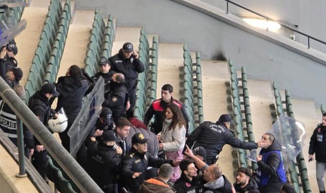 Kocaelispor - Iğdır maçında tribünlerde olay çıktı