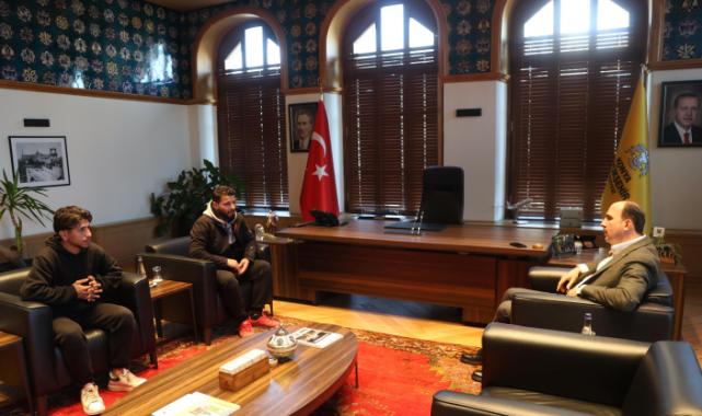Konya'da çöken binada zillere basıp tahliyeyi sağlamıştı... Başkan Altay o genci ağırladı