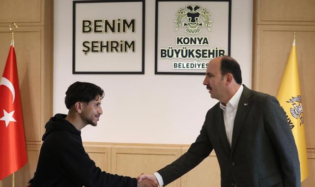 Konya'da çöken binada zillere basıp tahliyeyi sağlamıştı... Başkan Altay o genci ağırladı