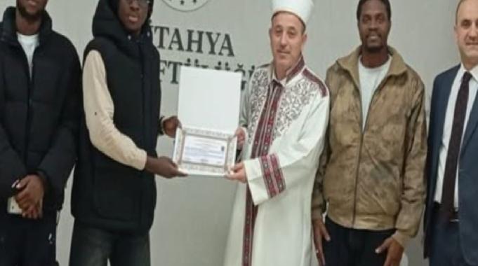 Kütahya'da Fildişi Sahilli öğrenci ihtida töreniyle Müslüman oldu