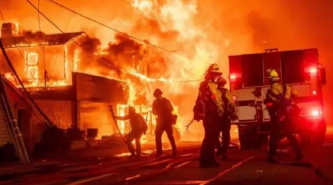 Los Angeles&#039;da yangın büyüdü: Ulusal muhafızlar görevlendirildi