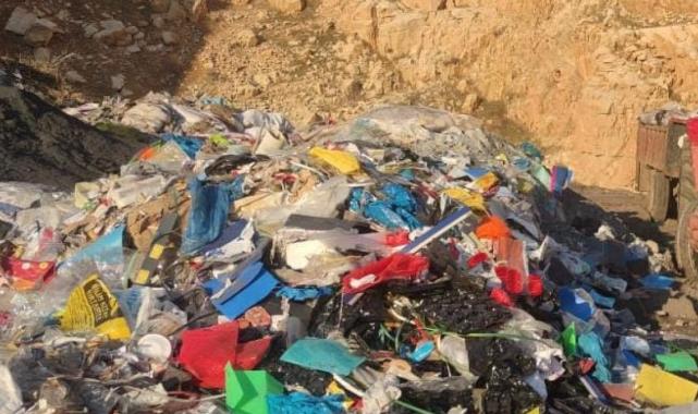 Mardin'de DEM'li Artuklu Belediyesi kaçak çöp dökerken suçüstü yakalandı
