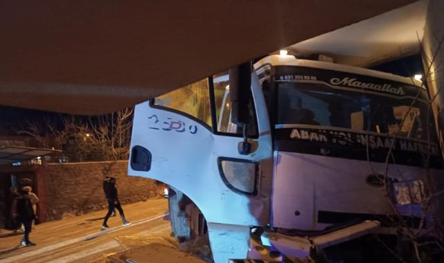 Mardin'de eve çarpan kamyonun sürücüsü yaralandı