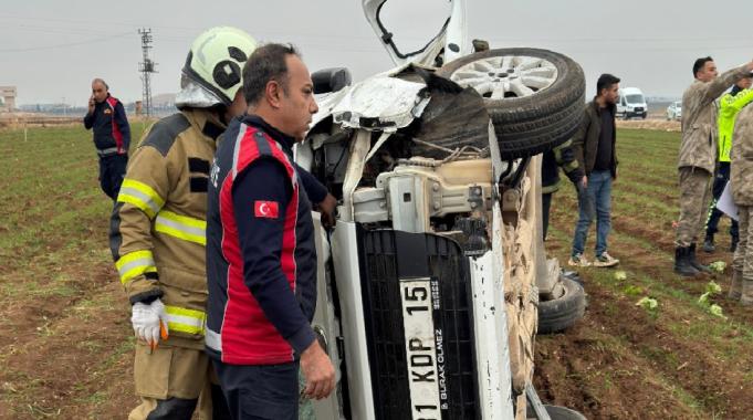 Mardin&#039;de hafif ticari araç, tarlaya uçtu: 2 ölü, 4 yaralı