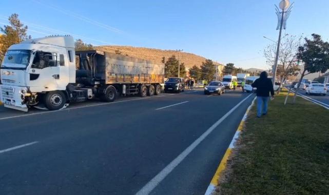 Mardin'de tır ile işçi servisi çarpıştı