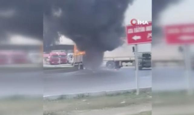 Mersin'de alev alan kamyonet trafikte seyretti
