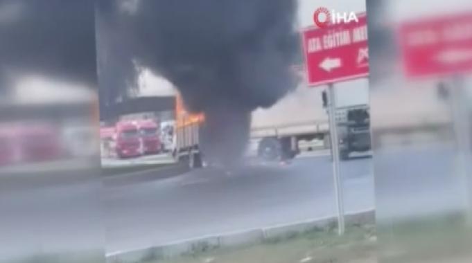 Mersin&#039;de alev alan kamyonet trafikte seyretti