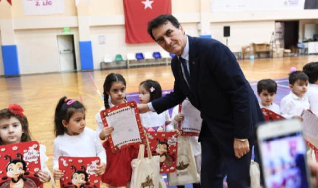 Minik öğrencilere karnelerini Başkan Dündar verdi