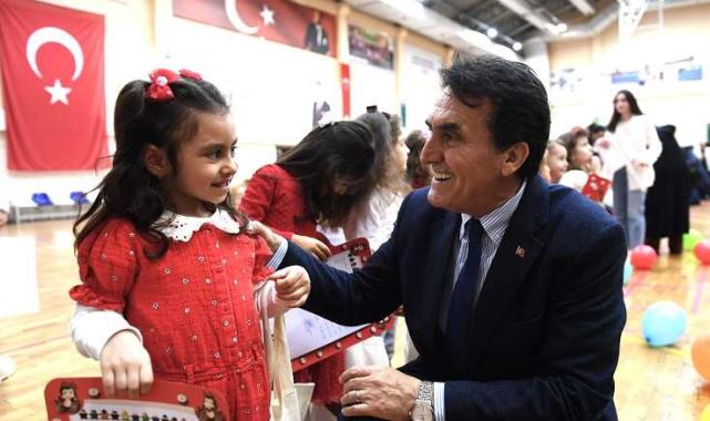 Minik öğrencilere karnelerini Başkan Dündar verdi