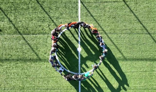 Murat Kurum, depremzede Hüseyin'e verdiği halı saha sözünü tuttu