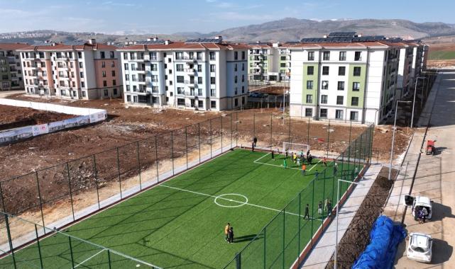 Murat Kurum, depremzede Hüseyin'e verdiği halı saha sözünü tuttu