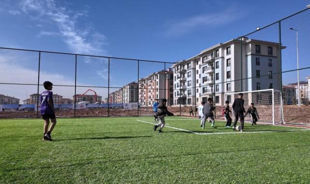 Murat Kurum, depremzede Hüseyin'e verdiği halı saha sözünü tuttu