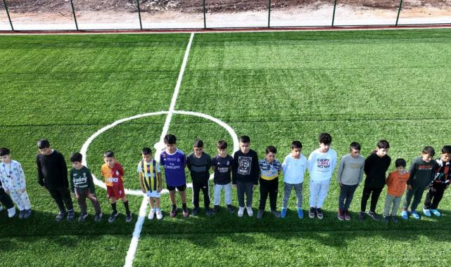 Murat Kurum, depremzede Hüseyin'e verdiği halı saha sözünü tuttu